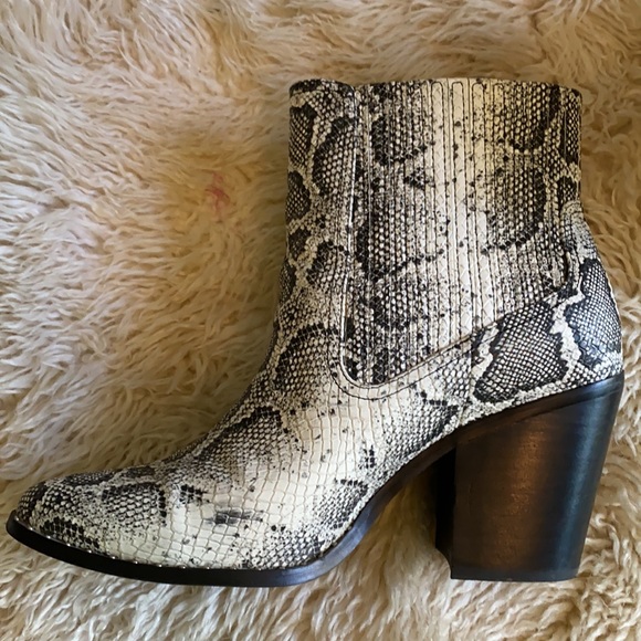 CHINESE LAUNDRY // Leather Snakeskin printed booties - Picture 4 of 4